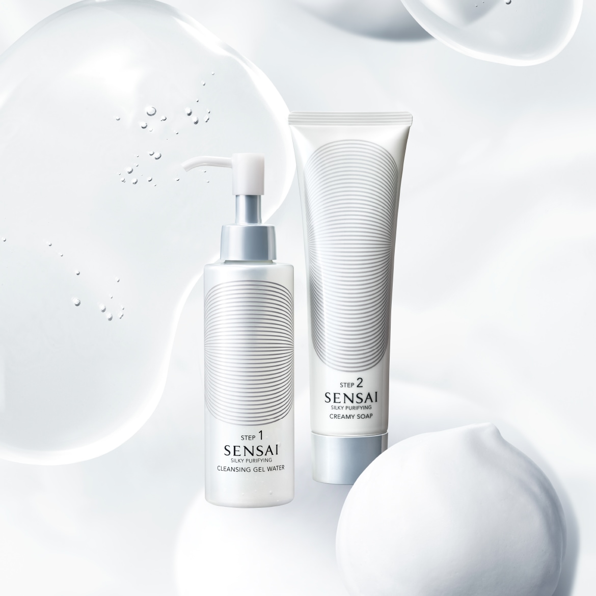 De Sensai Silky Purifying Cleansing Gel Water en Creamy Soap, beide in strakke witte verpakkingen met zilveren accenten, staan klaar voor een tweestapsreiniging.