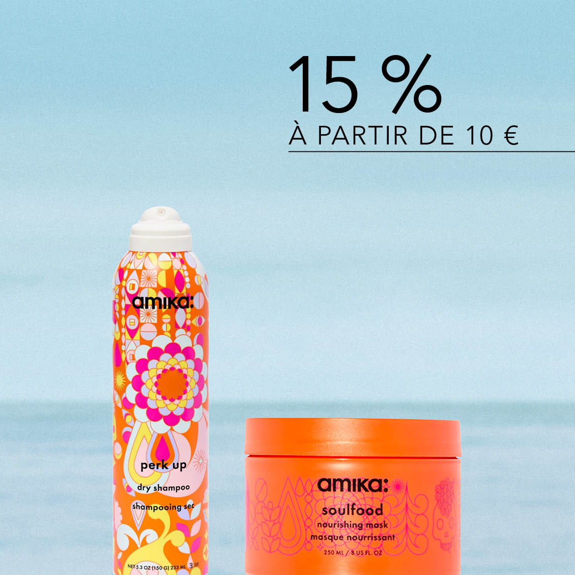 Un shampoing sec Amika Perk Up orange et un masque nourrissant Amika Soulfood, tous deux ornés de motifs floraux colorés, sont présentés sur un fond bleu clair avec une promotion de 15 % de réduction à partir de 10 euros.