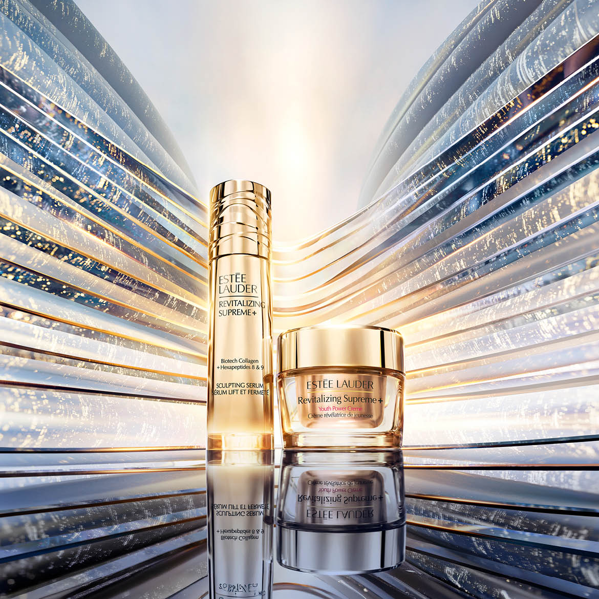 De Estée Lauder Revitalizing Supreme+ Sculpting Serum en Youth Power Creme, verrijkt met Biotech Collagen en Hexapeptides 8 & 9, staan op een glanzend oppervlak met een futuristische, golvende achtergrond.