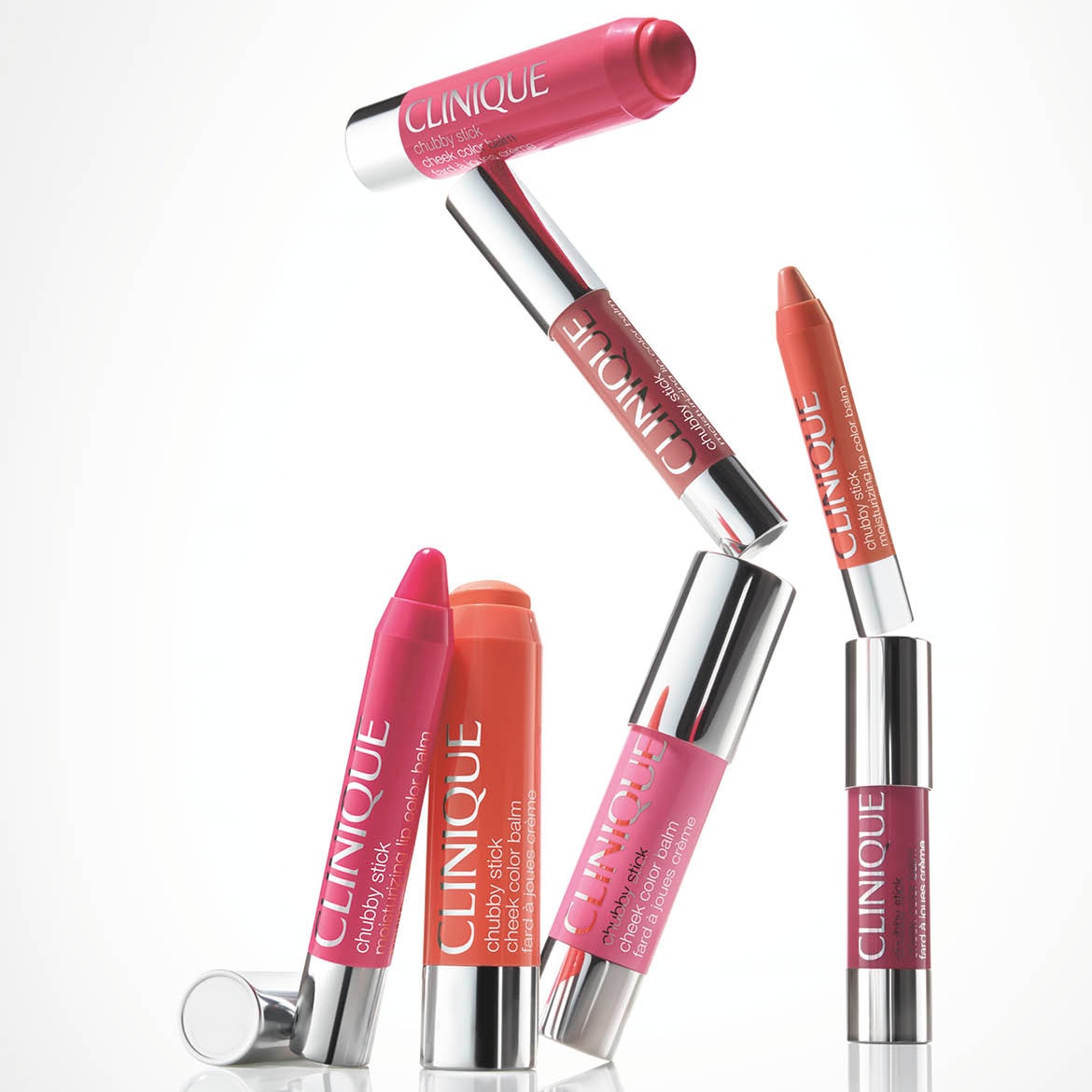 Clinique Chubby Stick in verschillende tinten, waaronder roze, perzik en bruin, gepresenteerd in een speelse opstelling.