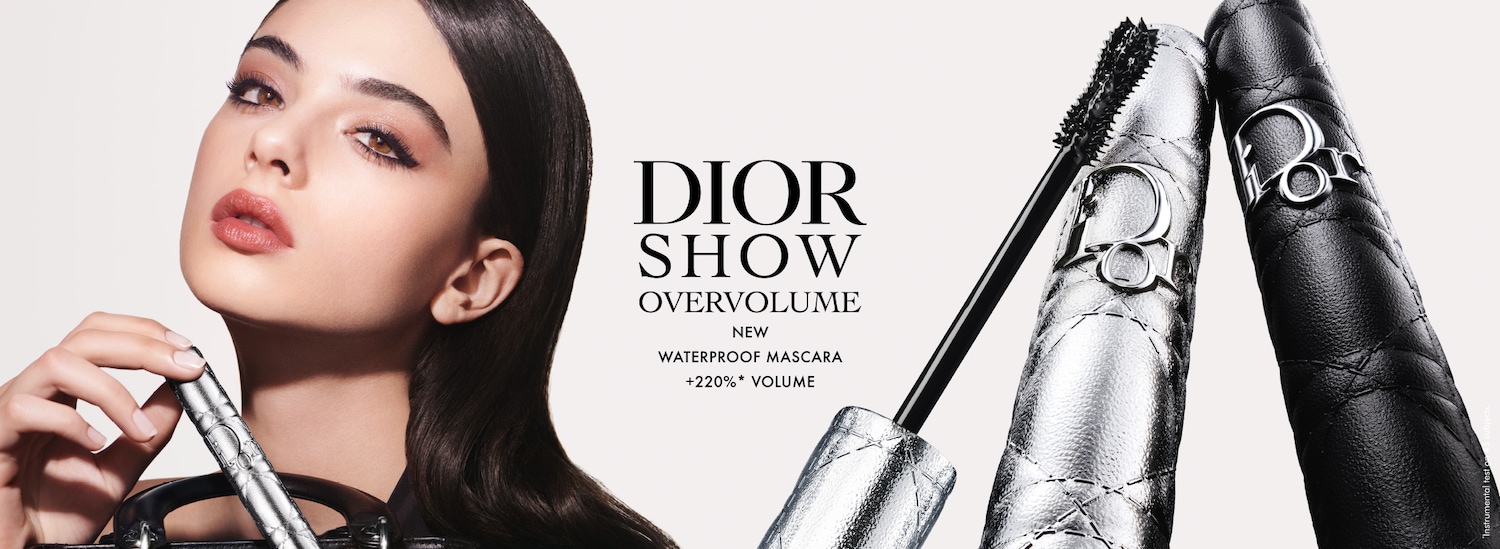 Dior Show Overvolume waterproof mascara, voor +220% volume, gepresenteerd naast een model met een zachte make-up look.
