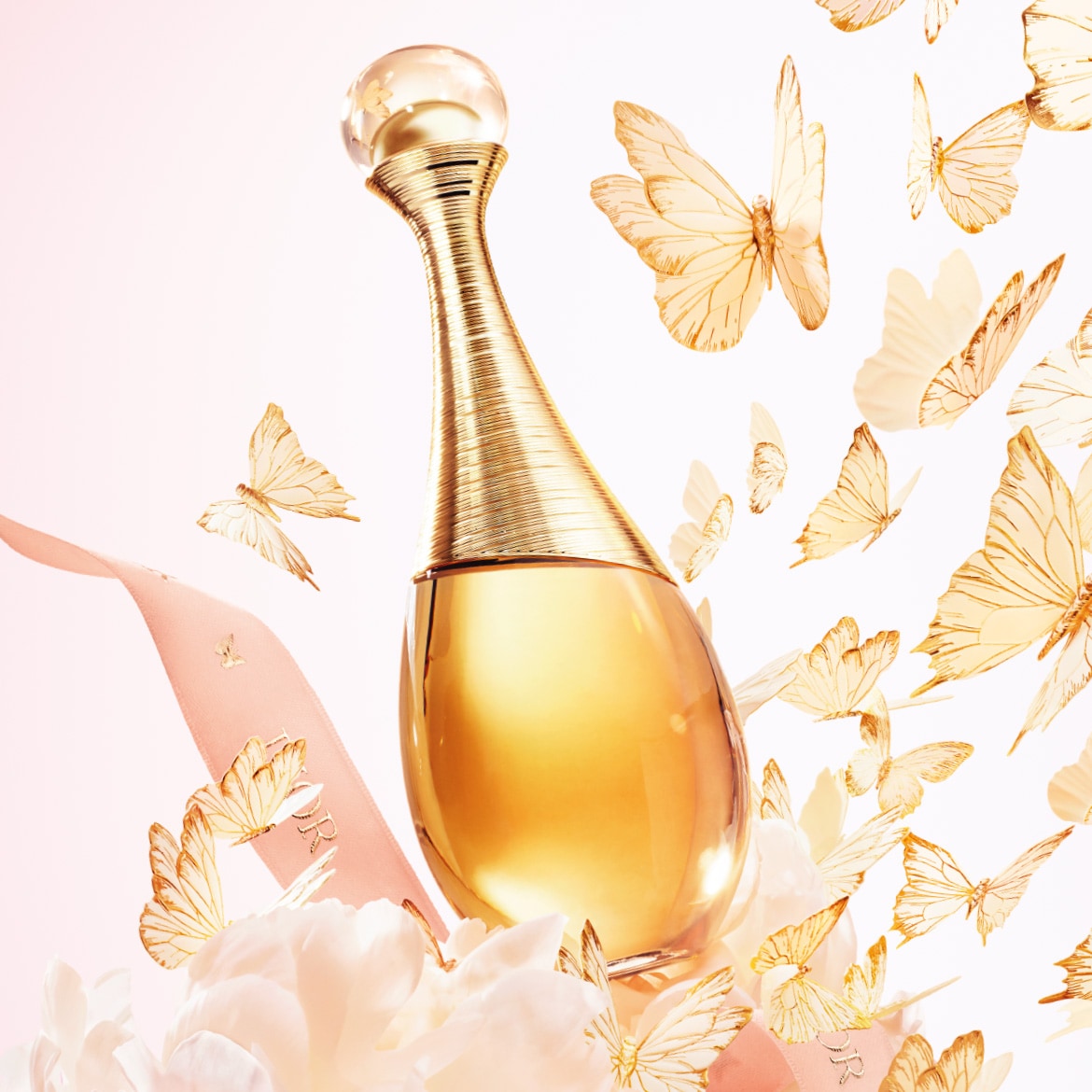 Découvrez J'adore, le parfum emblématique de Dior, dans un flacon doré élégant entouré de papillons délicats et d'un ruban rose, évoquant la féminité et le luxe.