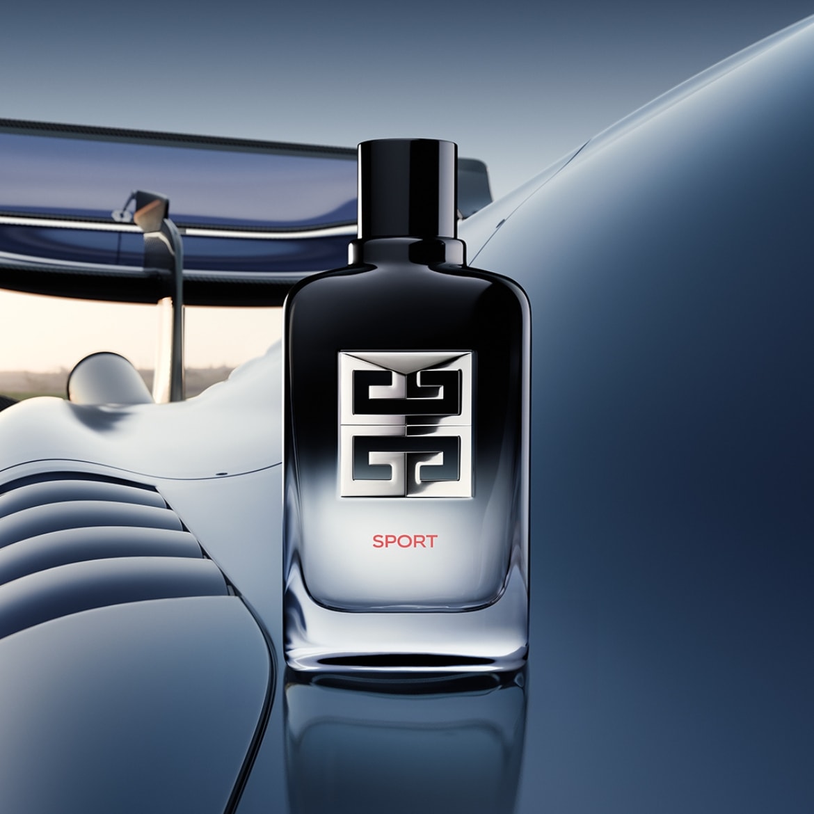 Ontdek Givenchy's Givenchy Sport eau de toilette, gepresenteerd in een strakke, zwart-naar-transparant gradiënt fles met een zilveren logo, die elegantie en sportiviteit combineert.