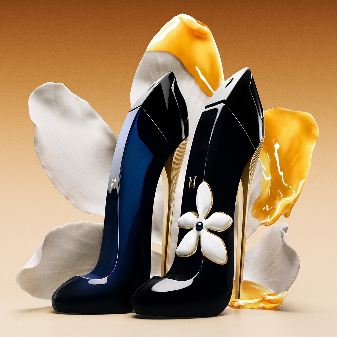 Twee Carolina Herrera Good Girl-parfums in de vorm van een zwarte hak, de ene blauw en de andere met een witte bloem, tegen een achtergrond van bloemblaadjes en gouden verf.