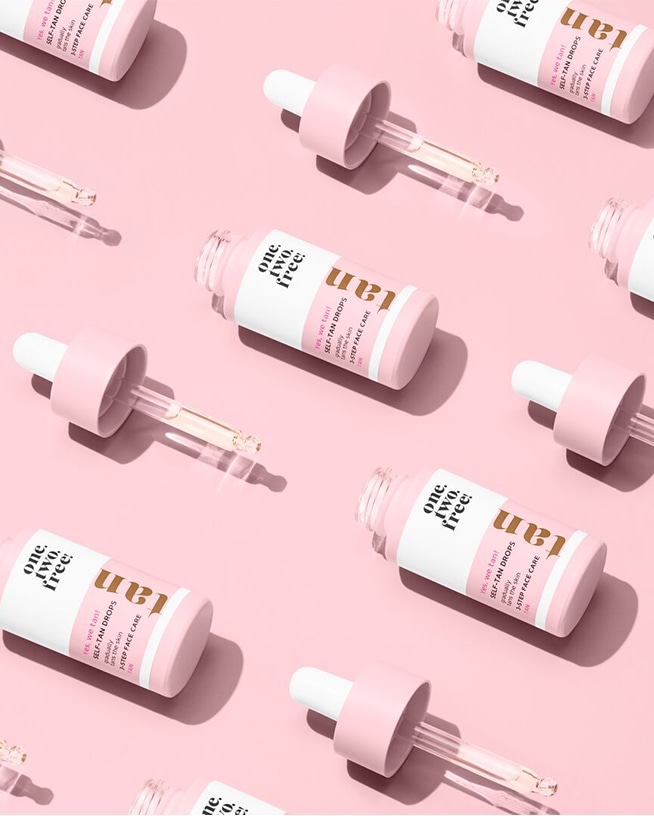 Close-up van een vrouw met gesloten ogen, een zachte huid en donker haar, badend in het natuurlijke licht.