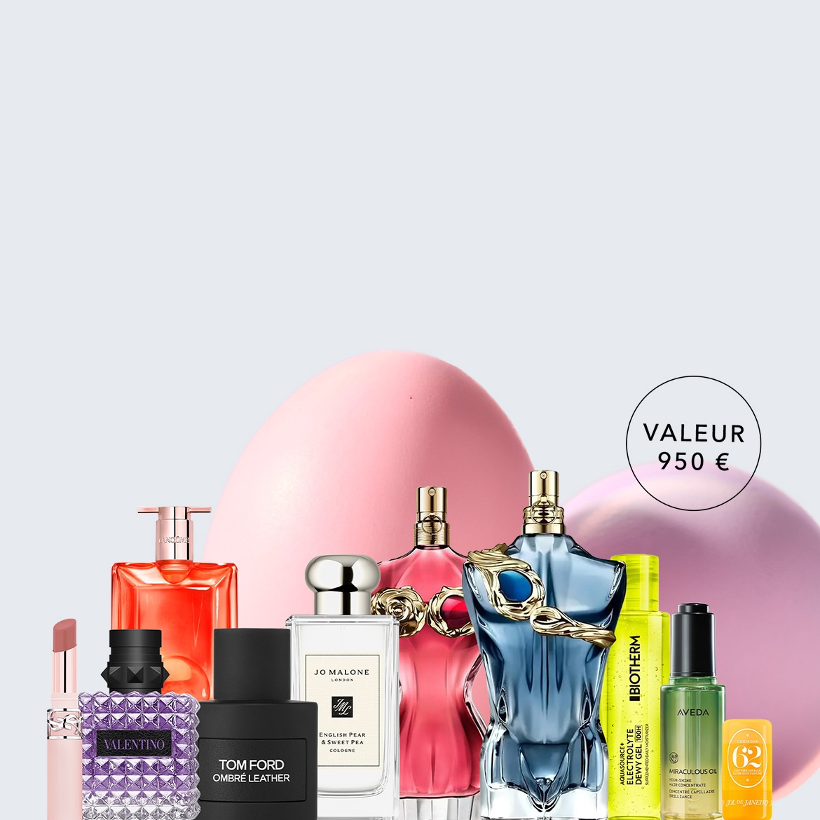 Découvrez un assortiment de parfums de marques renommées comme Valentino, Tom Ford et Jo Malone, présentés devant un fond rose doux, le tout d'une valeur de 950 €.