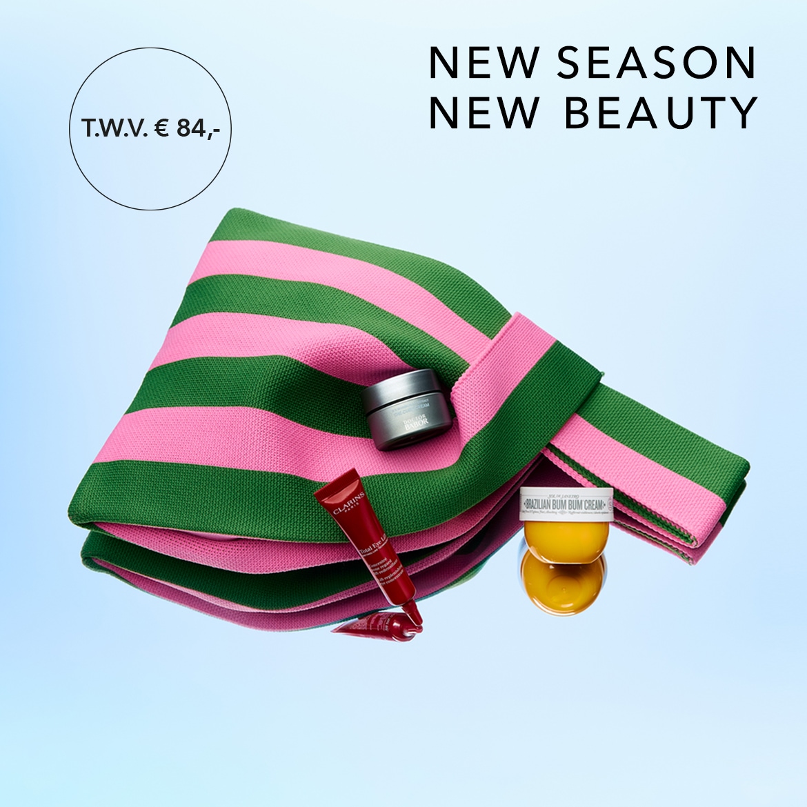 Ontdek de "NEW SEASON NEW BEAUTY" collectie met een totale waarde van € 84,-, inclusief een roze en groen gestreepte tas, een zilverkleurige pot Babor crème, een rode tube Clarins Total Eye Lift en een gele pot Brazilian Bum Bum Cream.