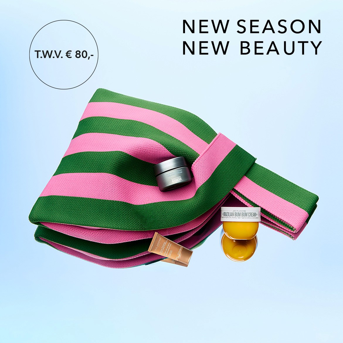 Ontdek de nieuwe collectie van Douglas met een roze en groen gestreepte tas, een grijze pot Babor crème, een bruine tube Clarins en een gele pot Sol de Janeiro Brazilian Bum Bum Cream, met een totale waarde van €80. "NEW SEASON NEW BEAUTY"