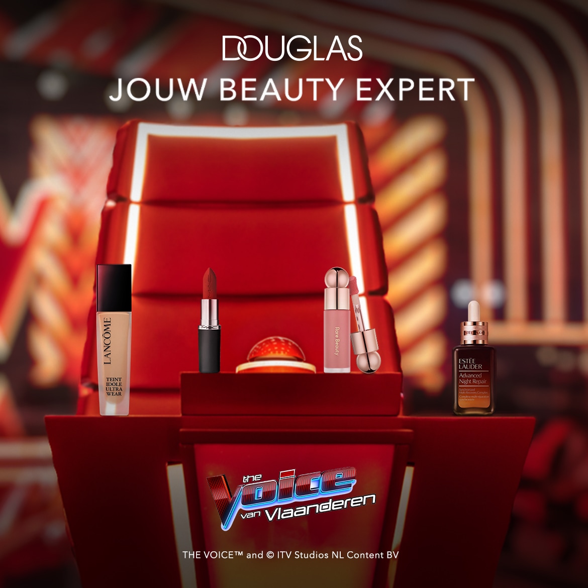 Douglas presenteert 'Jouw Beauty Expert' met Lancôme foundation, MAC lipstick, Rare Beauty en Estée Lauder Advanced Night Repair, gepresenteerd op de set van 'The Voice van Vlaanderen'.
