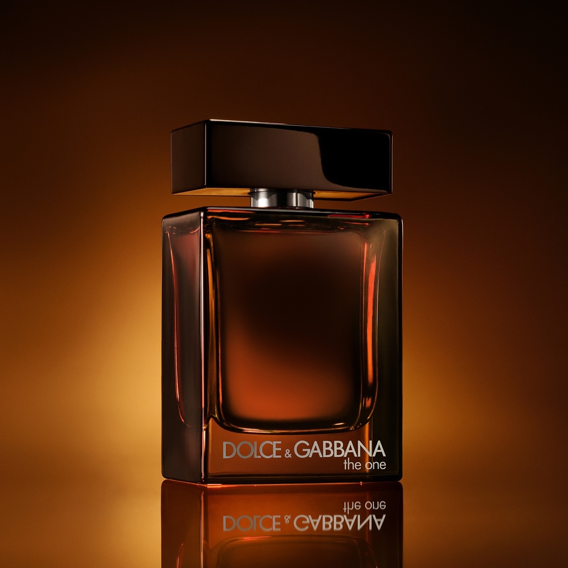 Découvrez le parfum pour homme The One de Dolce & Gabbana, présenté dans un flacon en verre carré aux tons ambrés, coiffé d'un bouchon brun foncé.
