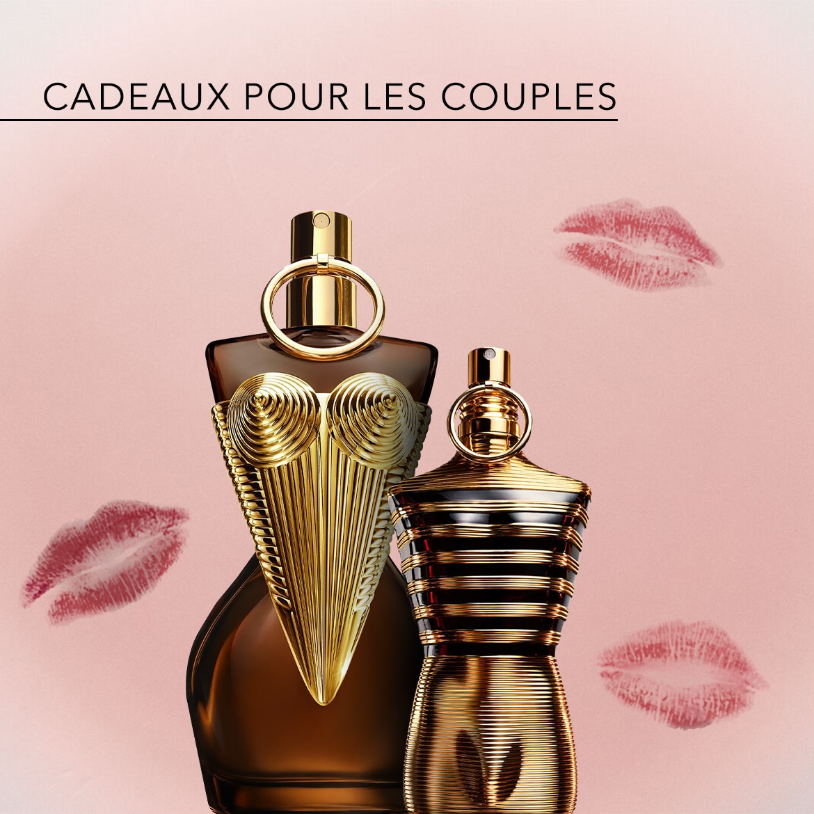 Deux flacons de parfum de Jean Paul Gaultier, un marron et un doré, présentés comme des "Cadeaux pour les couples", sur un fond rose avec des motifs de baisers.