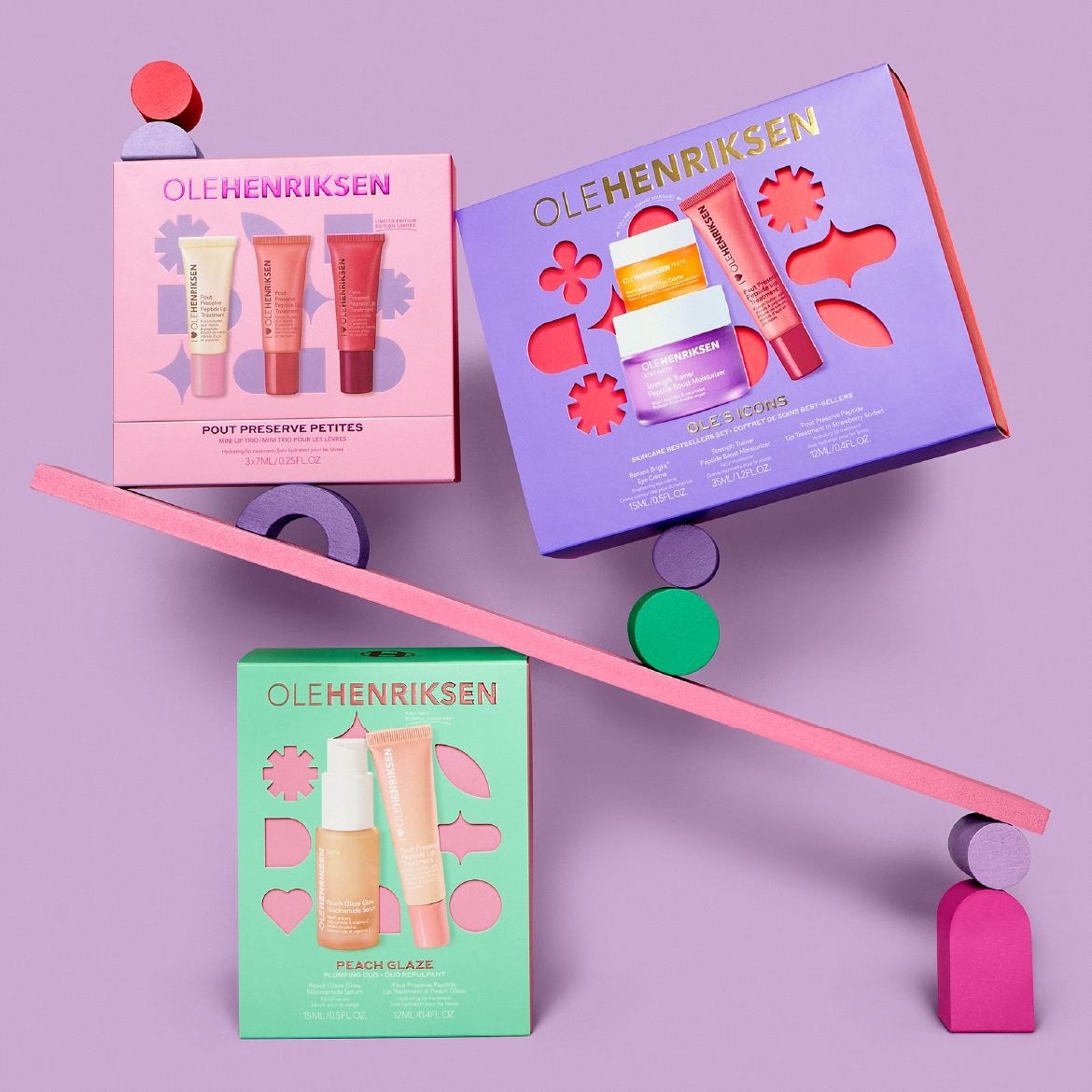 De Ole Henriksen Pout Preserve Petites set bevat drie mini-liptrio's in verschillende roze tinten, verpakt in een roze doos met het merklogo.