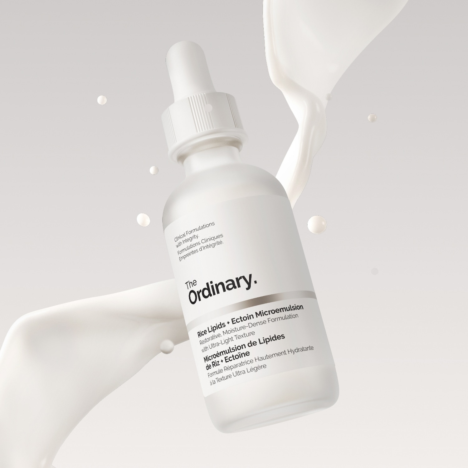 Voici le Rice Lipids + Ectoin Microemulsion de The Ordinary, un soin réparateur et hydratant à la texture ultra légère, présenté dans un flacon blanc minimaliste avec une pipette.