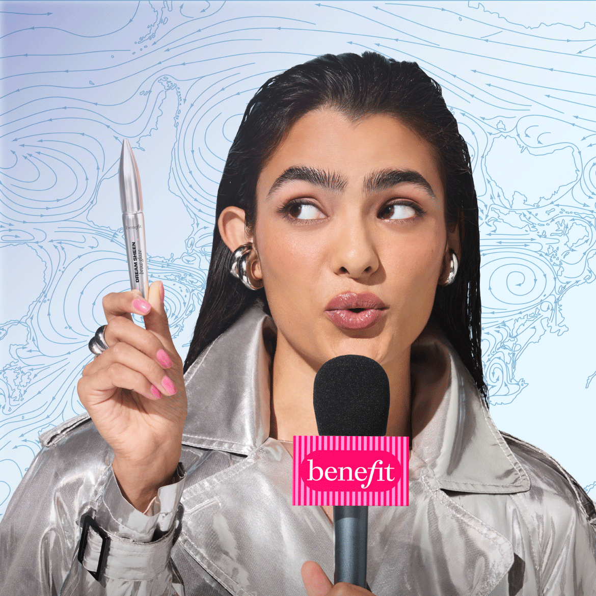 Une femme en imperméable argenté tient un microphone Benefit et un Dream Sheen Brow Glaze, avec une carte météorologique en arrière-plan.
