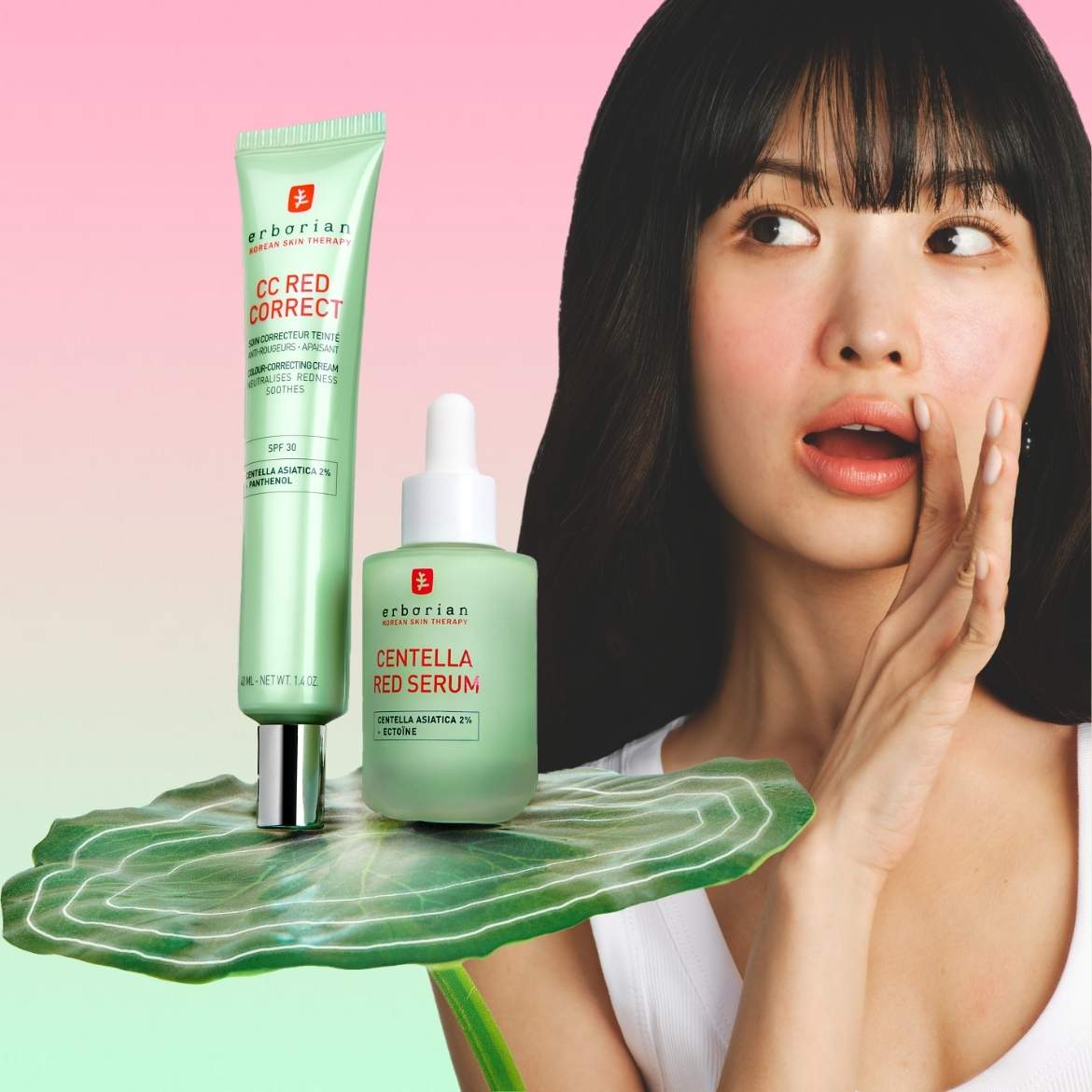 Erborian CC Red Correct crème in een groene tube en Centella Red Serum in een groene flacon met een witte dop, beide met Centella Asiatica, gepresenteerd op een groen blad naast een vrouw met een verbaasde uitdrukking.