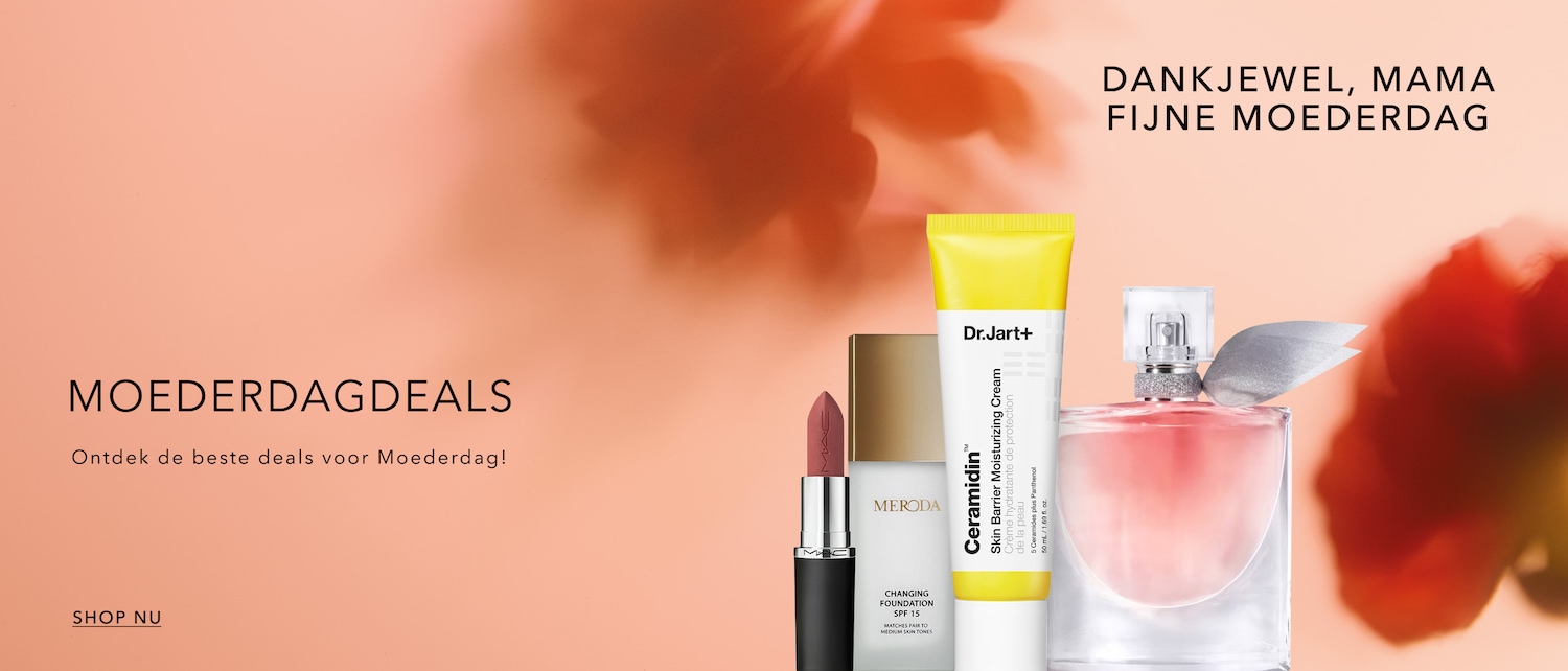 Roze achtergrond met make-up en huidverzorgingsproducten, waaronder een MAC-lippenstift, Dr. Jart+ Ceramidin crème en Lancôme parfum, met de tekst 'MOEDERDAGDEALS, Ontdek de beste deals voor Moederdag! SHOP NU'.