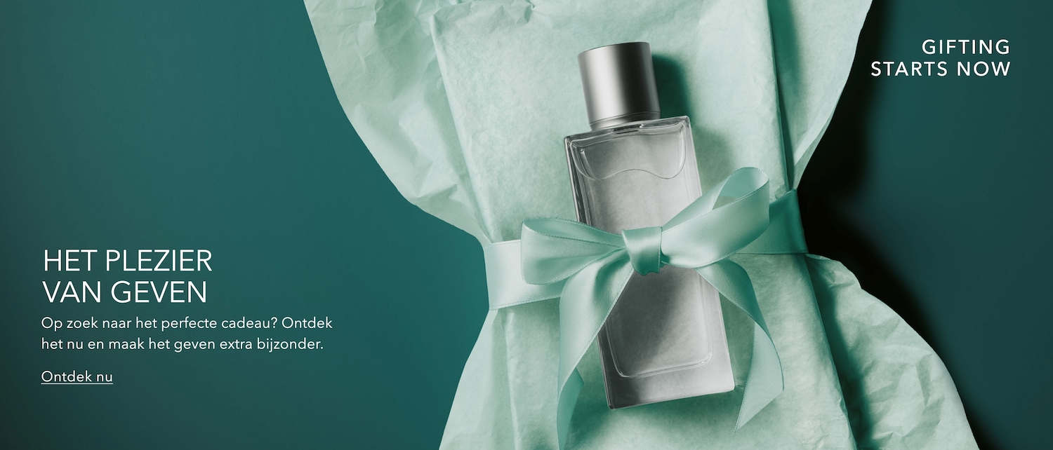 Ontdek het plezier van geven met een elegant parfumflesje, verpakt in lichtgroen vloeipapier en versierd met een bijpassend lint, perfect voor elke gelegenheid.