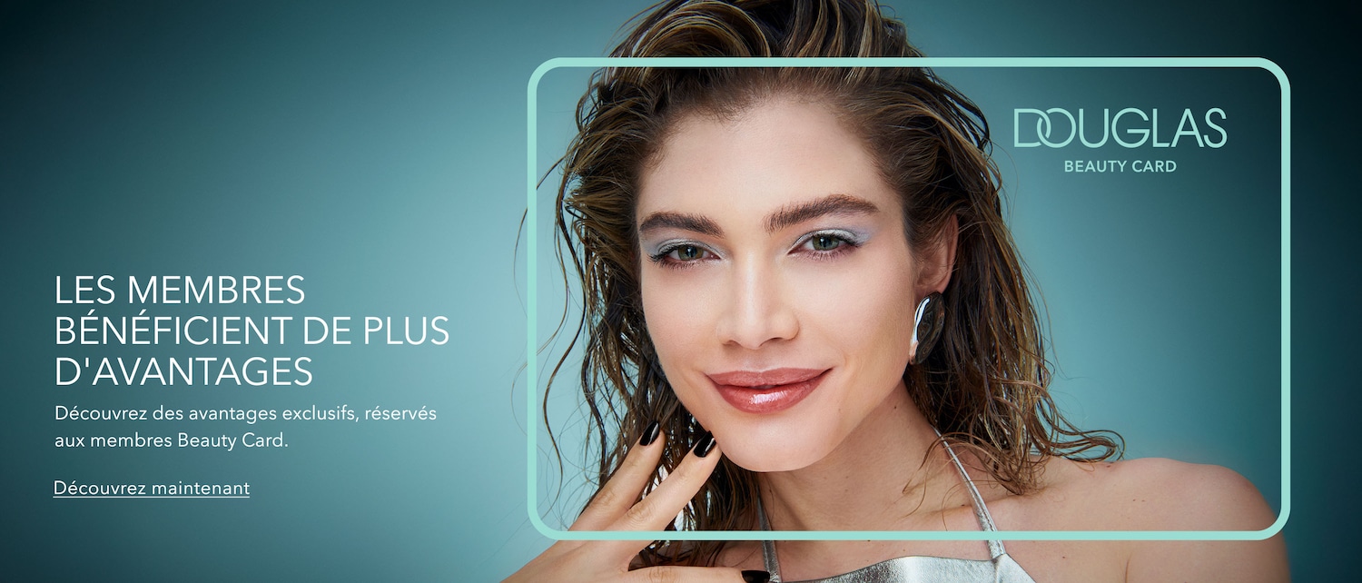 Découvrez des avantages exclusifs, réservés aux membres Beauty Card, avec un gros plan sur une femme aux lèvres brillantes et au fard à paupières métallique, encadrant son visage avec un logo Douglas Beauty Card.