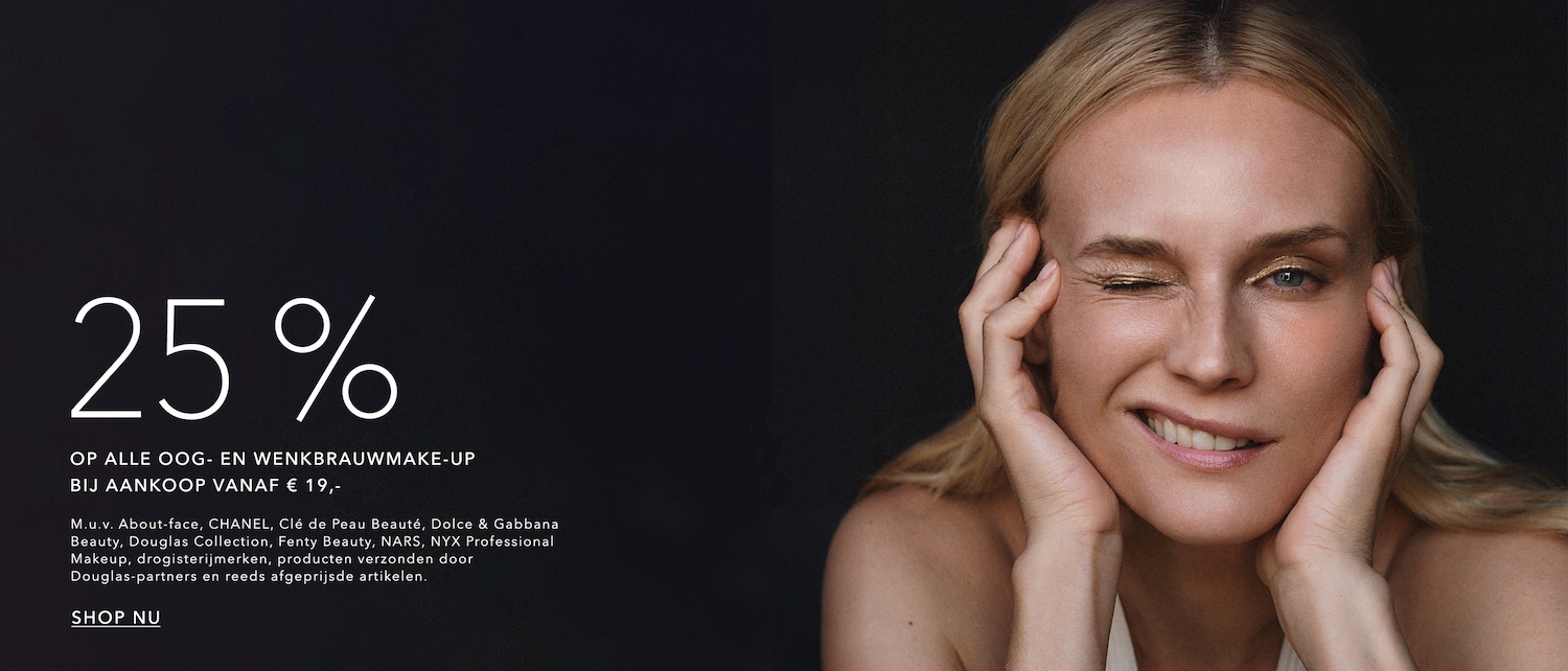 Blonde vrouw knipoogt met gouden oogschaduw, actie: 25% korting op alle oog- en wenkbrauwmake-up vanaf € 19, inclusief merken zoals Chanel en NARS, shop nu!
