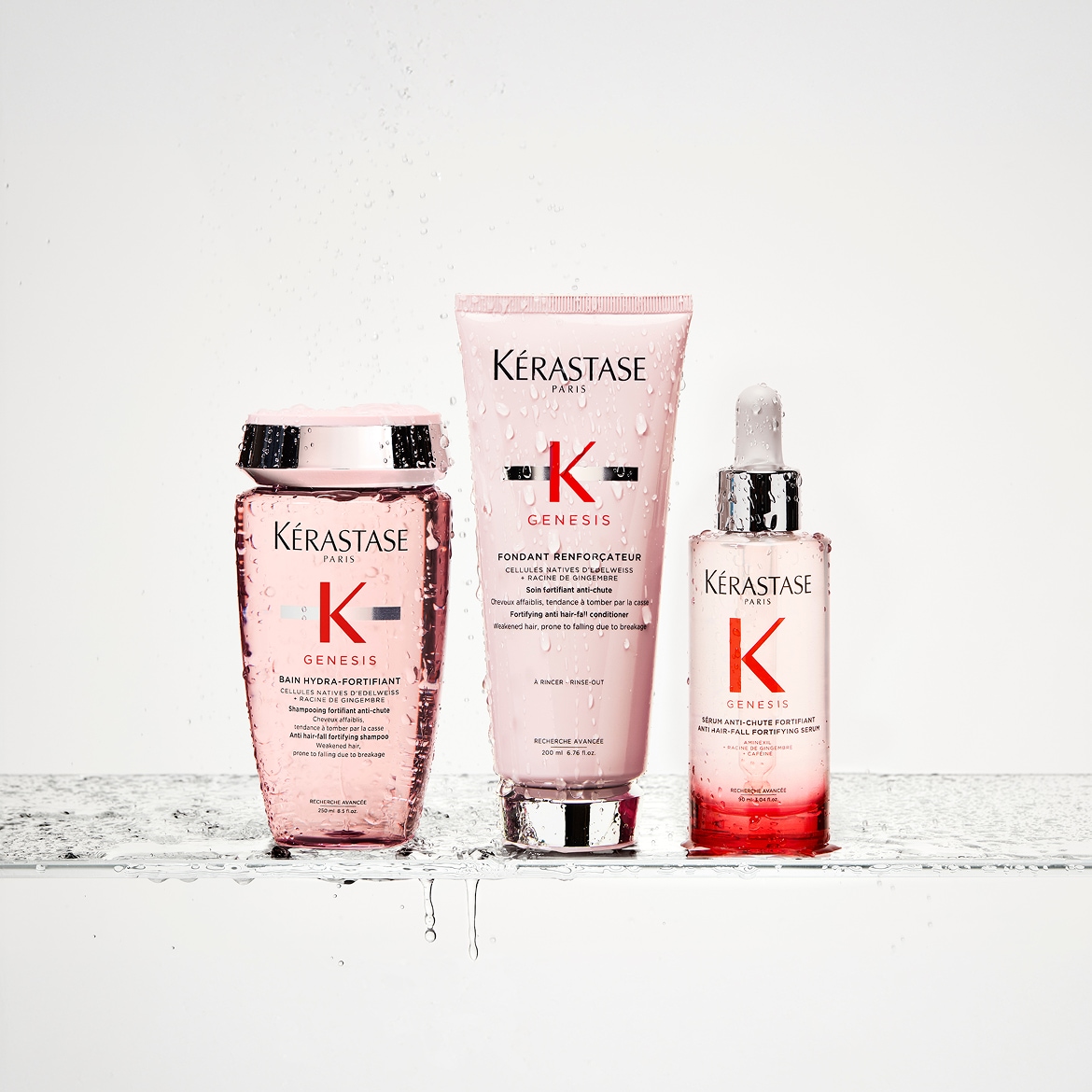 De Kérastase Genesis Bain Hydra-Fortifiant shampoo, een roze fles met een zilveren dop, is speciaal ontwikkeld om haaruitval te verminderen en het haar te versterken.