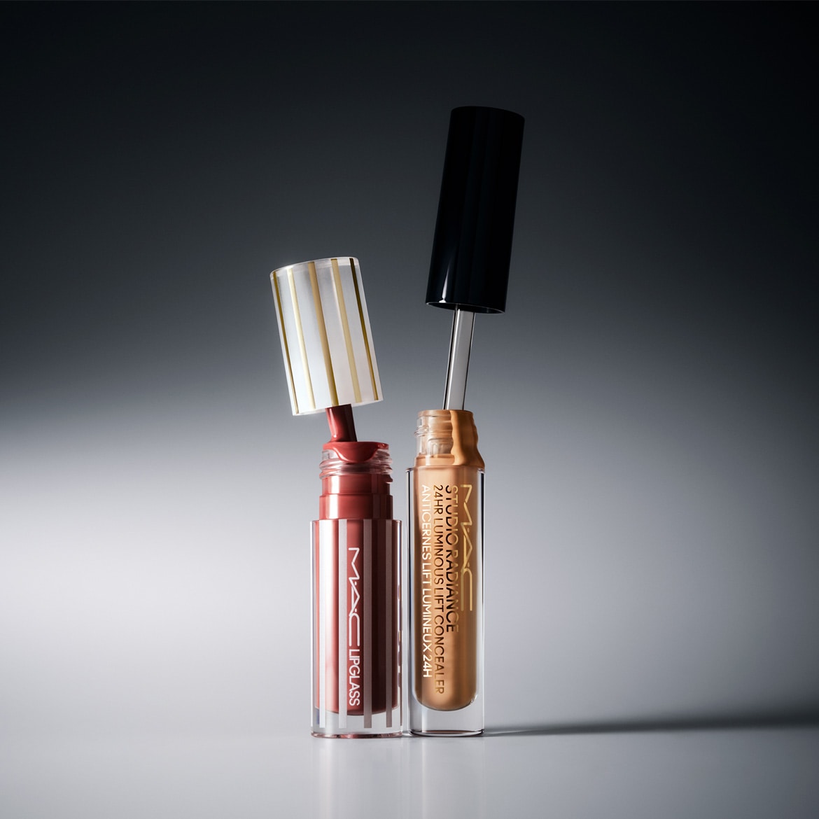 Ontdek de MAC Lipglass in een rijke, rode tint en de Studio Radiance concealer in een warme, gouden kleur, beide open en klaar voor gebruik.