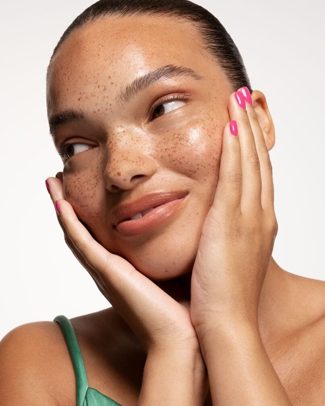 Découvrez le Skinimalisme, la tendance beauté qui met en valeur votre éclat naturel avec une routine minimaliste et des produits de soins et de maquillage essentiels.