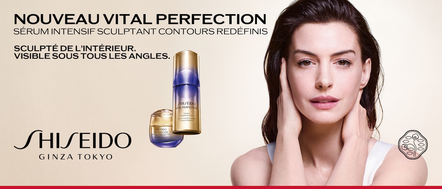 Découvrez le nouveau sérum intensif sculptant et la crème avancée liftante et raffermissante Shiseido Vital Perfection, présentés avec un mannequin touchant son visage, soulignant l'efficacité des produits.