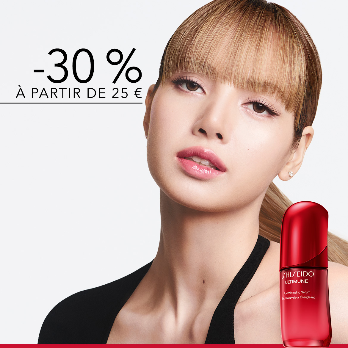 Un gros plan d'une femme aux longs cheveux bruns et portant un haut noir, tenant un sérum Shiseido Ultimune Power Infusing dans une bouteille rouge, avec une promotion de -30% à partir de 25 euros.
