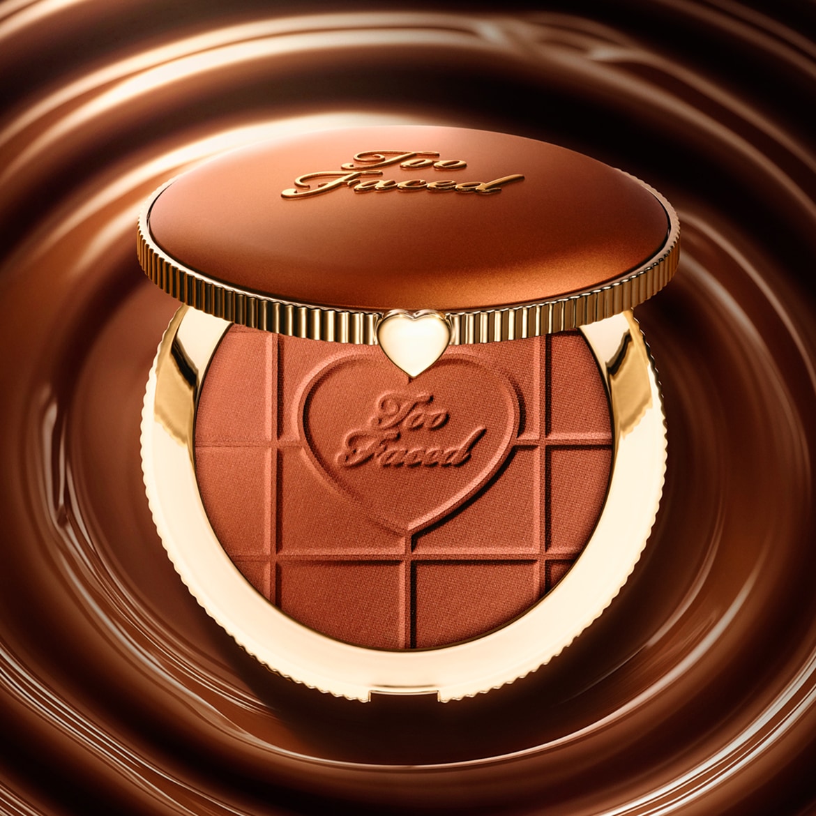 De Too Faced bronzer in een goudkleurige verpakking met een chocoladebruine tint, perfect om je huid een warme gloed te geven.
