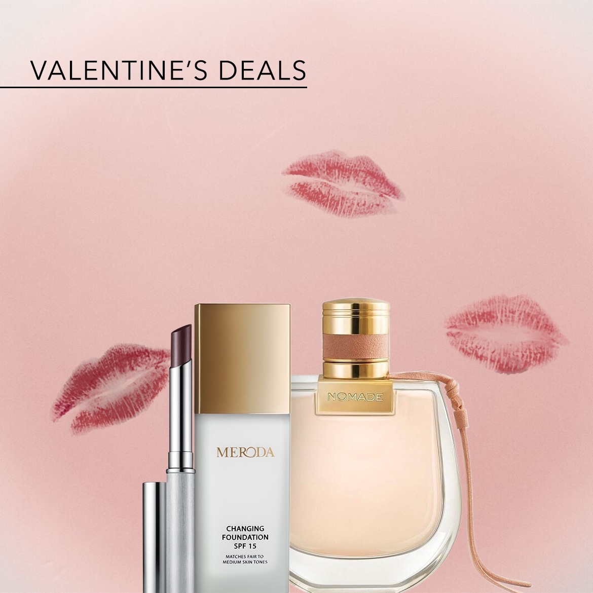 Ontdek Valentijnsdeals met een zilveren lippenstift, Meroda foundation SPF 15 voor medium huidtinten en Nomade parfum tegen een roze achtergrond met kusafdrukken.