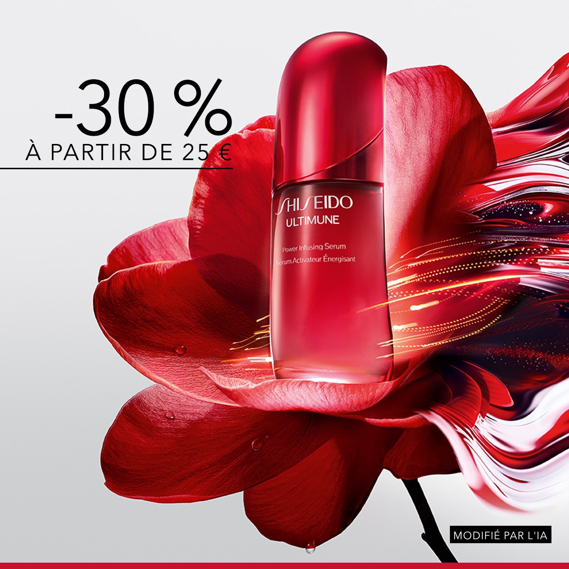 Découvrez le sérum Shiseido Ultimune Power Infusing, un flacon de sérum rouge avec une réduction de 30% à partir de 25 euros, posé sur une grande fleur rouge avec des gouttes d'eau.