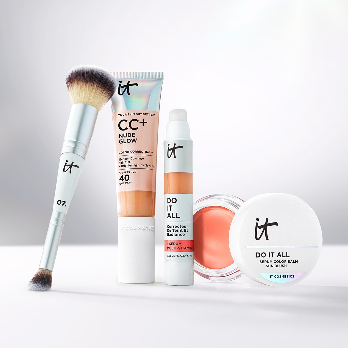 Ontdek de IT Cosmetics collectie: CC+ Nude Glow met SPF 40, Do It All Correcteur, en Serum Color Balm Sun Blush, voor een stralende teint.