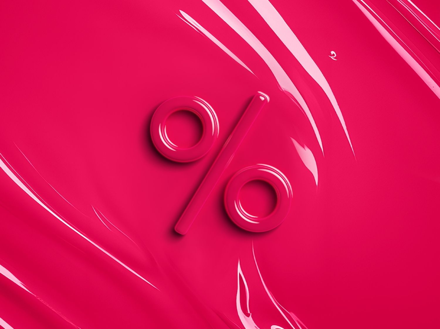 Een roze achtergrond met een glanzend percentage symbool in het midden, omringd door golvende, glanzende strepen die de indruk wekken van vloeibare make-up.