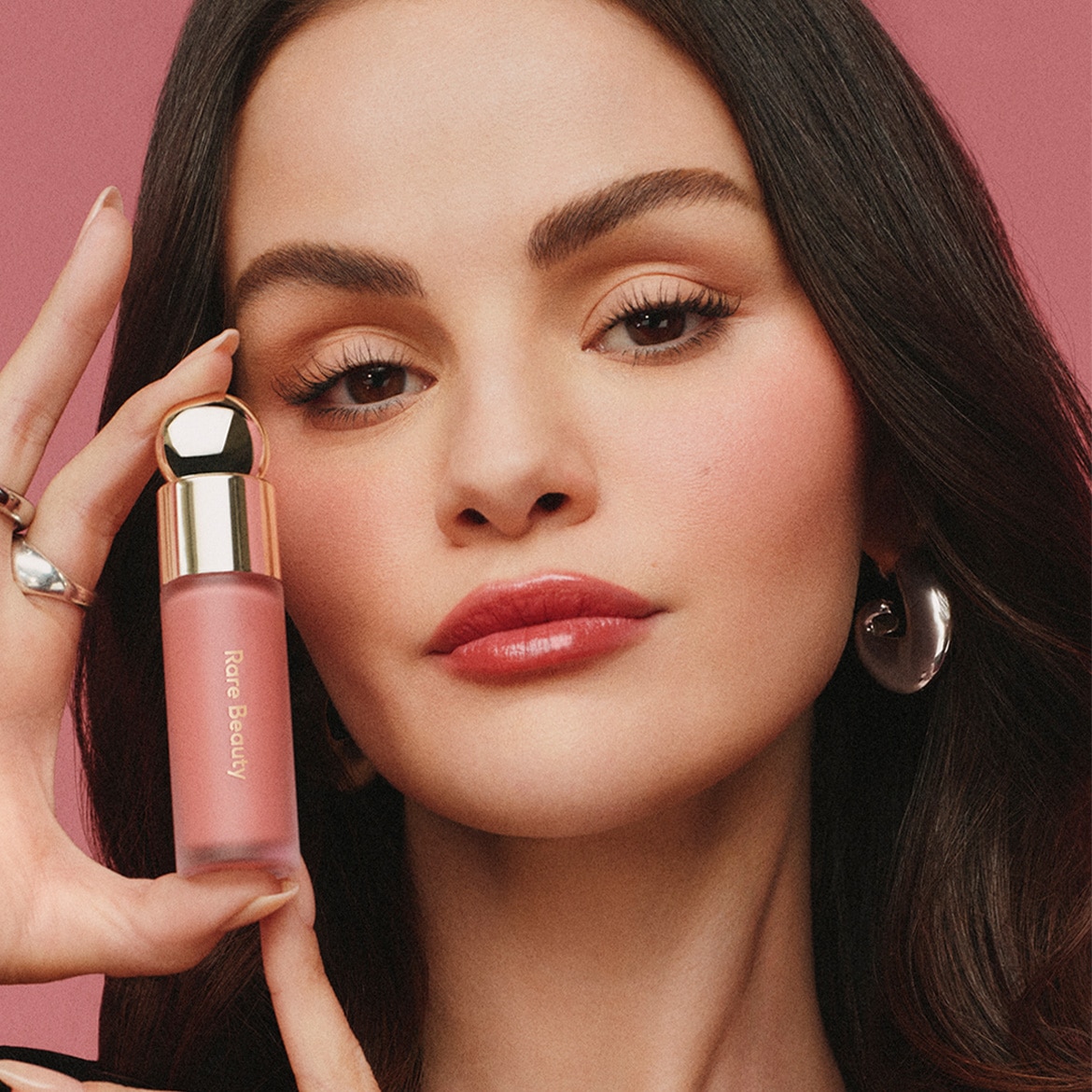 Découvrez le Rare Beauty blush liquide rose pêche, présenté par Selena Gomez, pour un éclat naturel et frais.