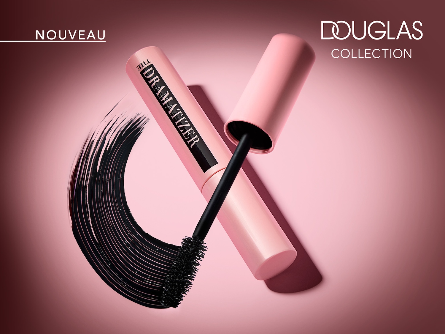 Découvrez le nouveau mascara The Dramatizer de Douglas Collection dans son élégant tube rose, accompagné d'une brosse pour des cils spectaculaires.